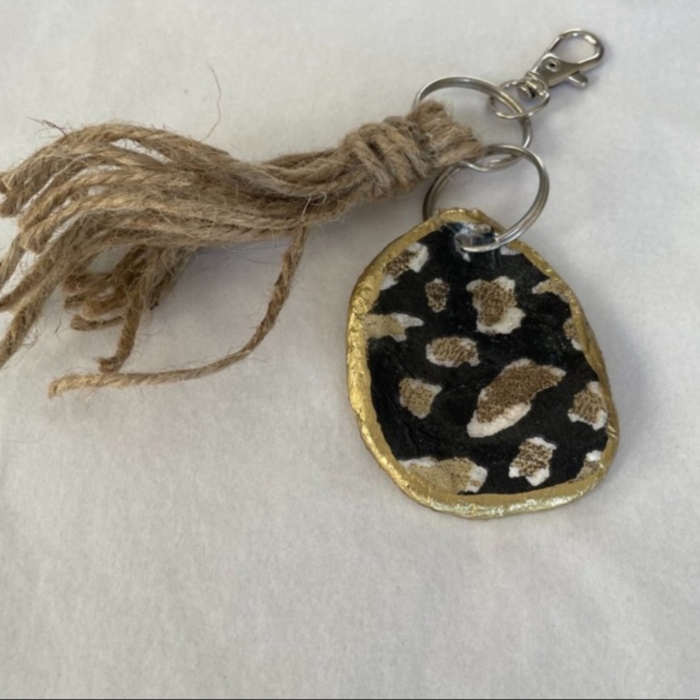 Handmade Oyster Shell Keychain - Picture 3 of 4
